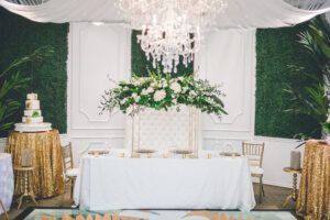 green and white wedding, wedding backdrop, boxwood hedge, dayton ohio 